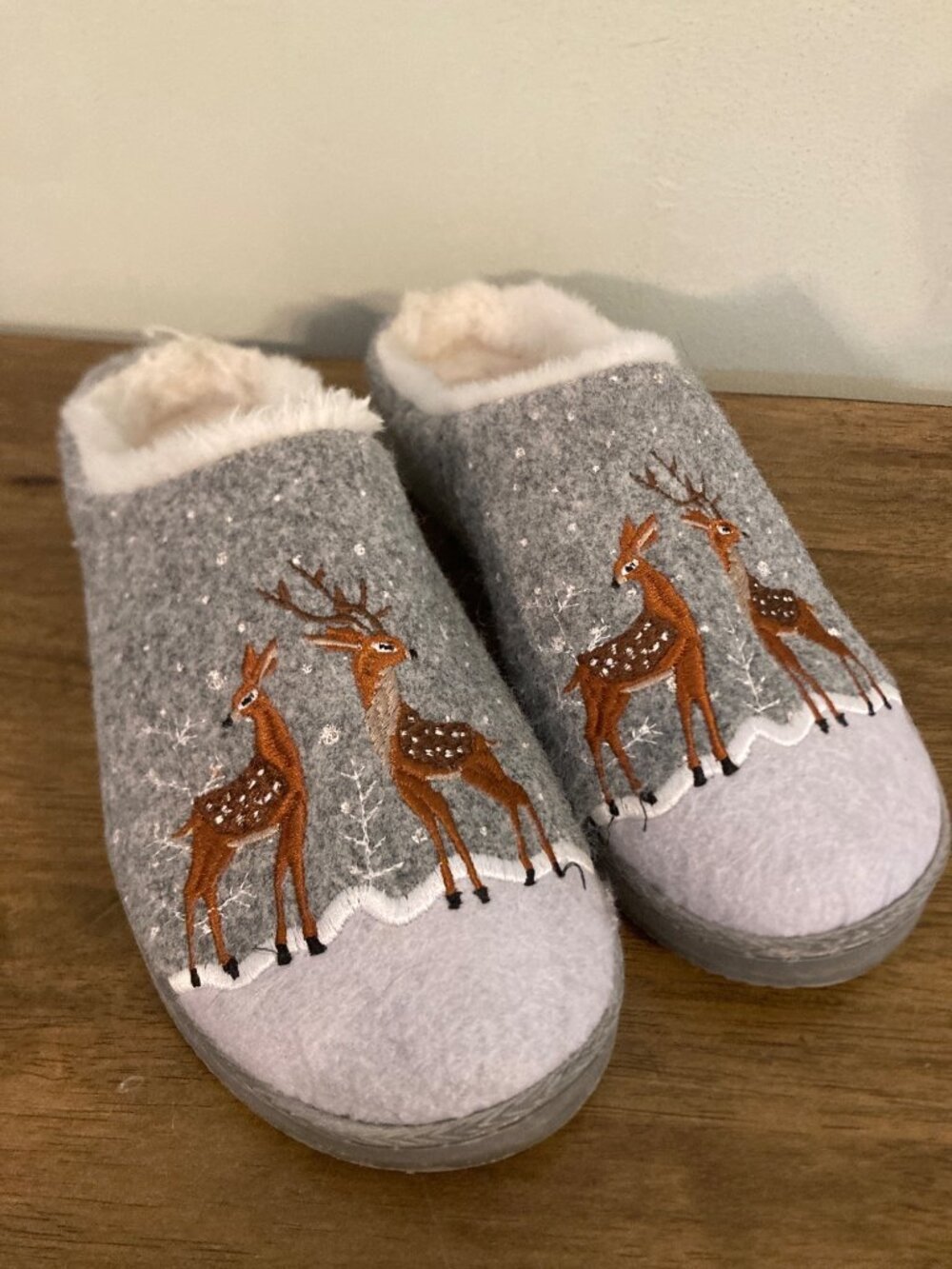 Kooba Cozy Gray Faux Fur-Lined Slippers With Deer Embroidery Size M (6.5-7.5)